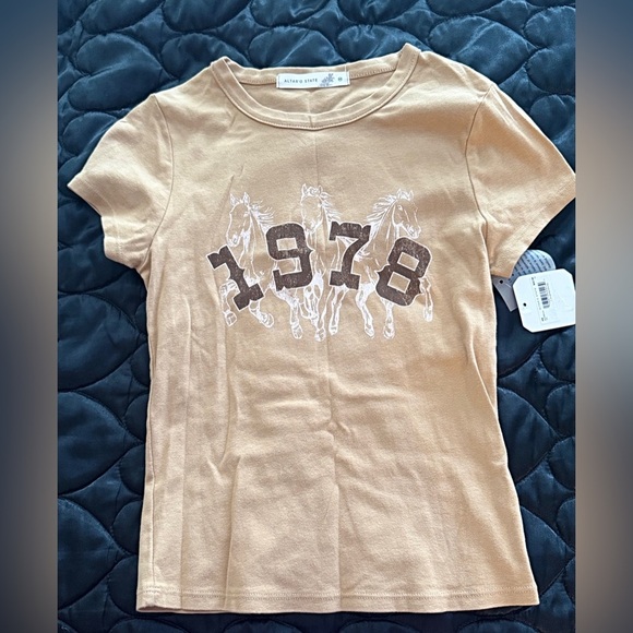 NWT 1978 Graphic Tan Women's Top MSRP $42 - Picture 2 of 4
